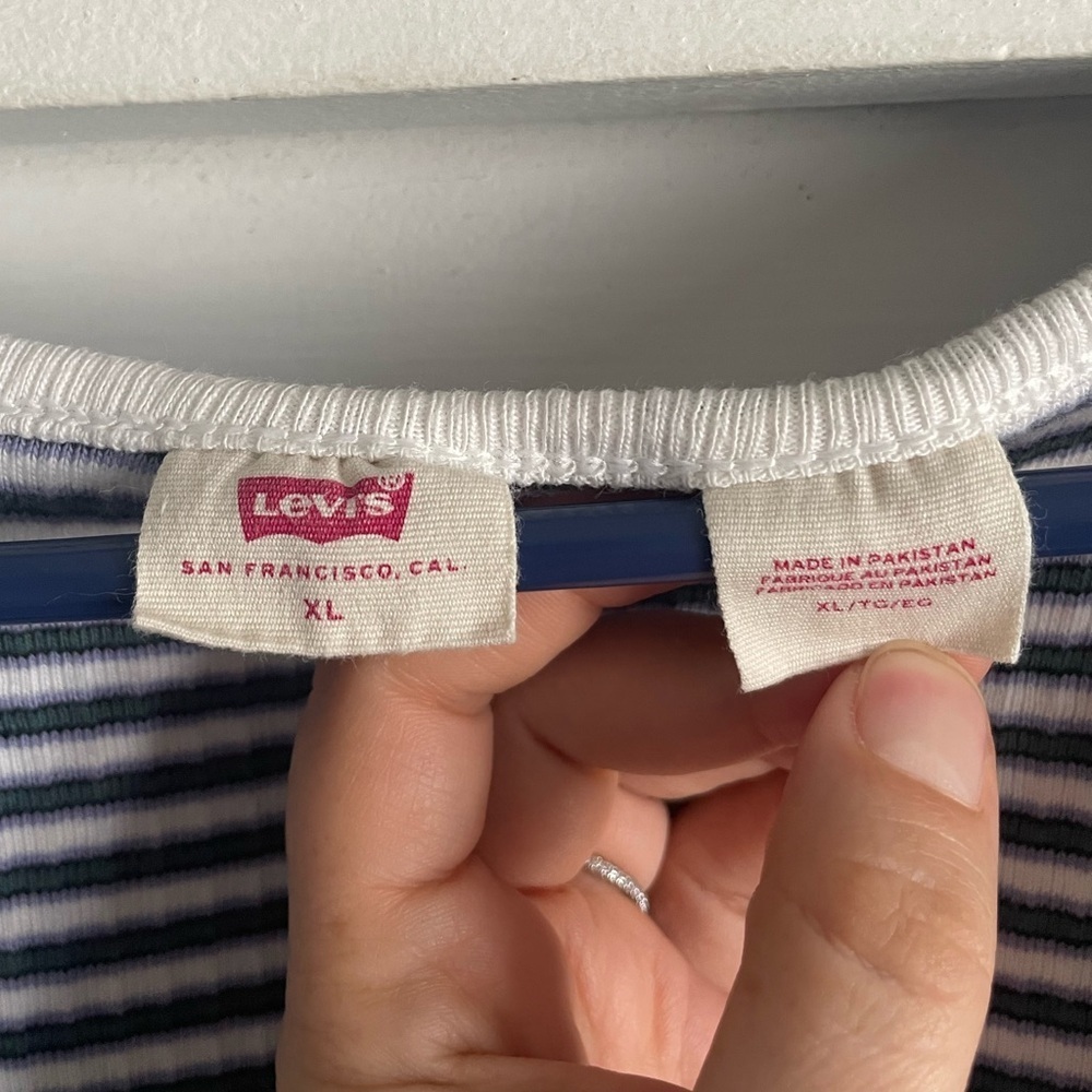 Levi’s Short Sleeve Britt Snap Front Top. Pre-Owned. - Picture 7 of 14